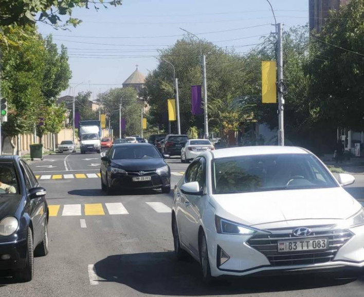 Դրոշի փոխարեն` գունավոր կտորներ. «Հրապարակ»